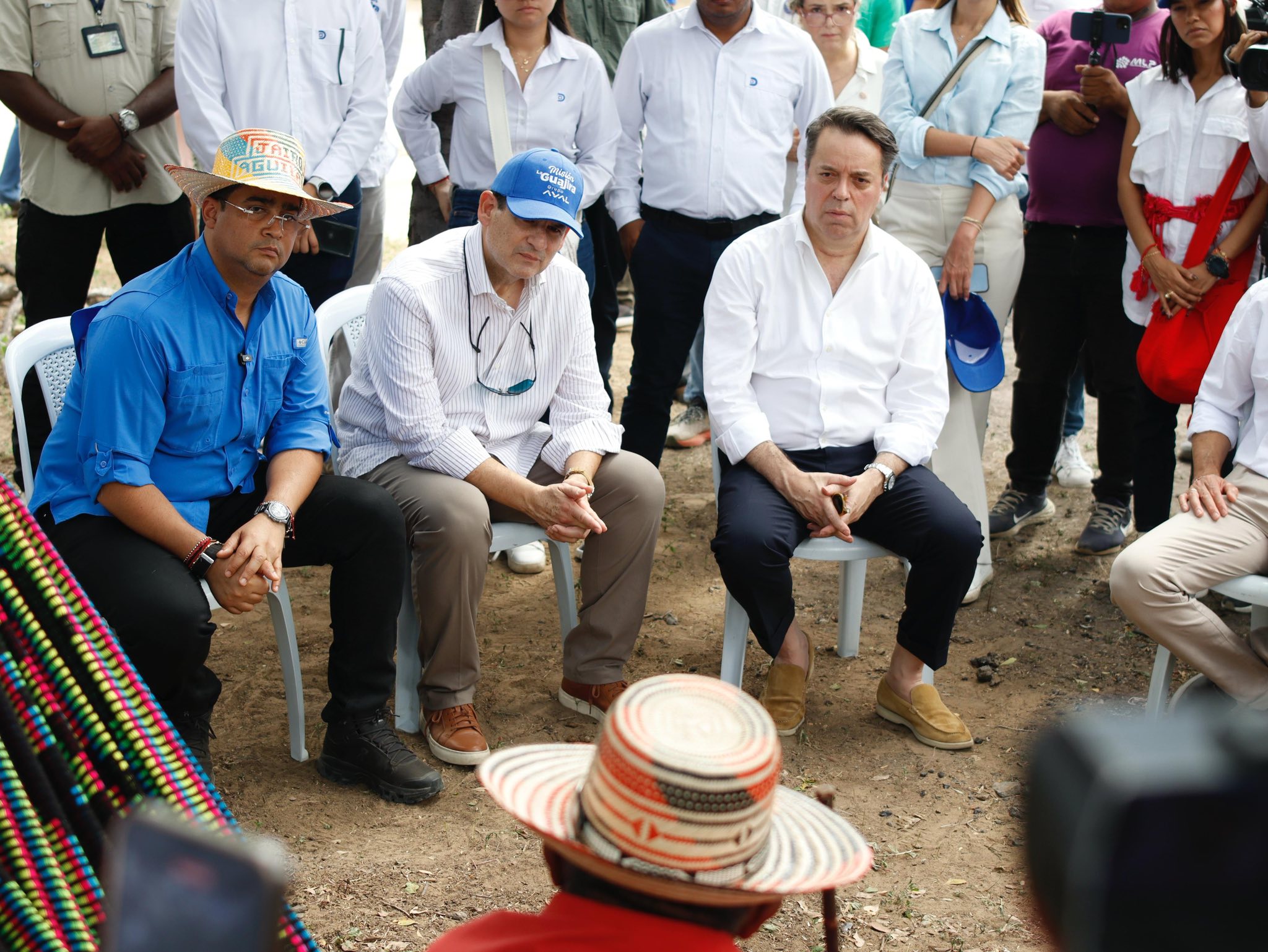 Jairo Aguilar y miembros del grupo AVAL.