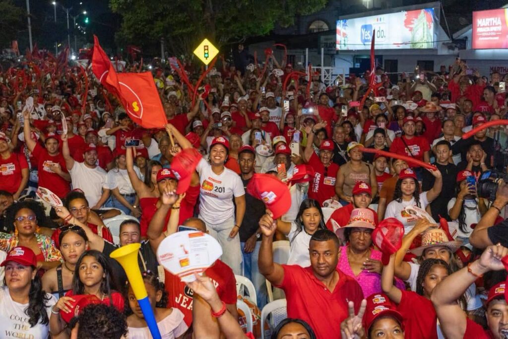111ebc0e-0039-4ae4-87fd-73d5e3d538de-1024x683 "La de la manta bien puesta": Martha Peralta Epieyú consolida su respaldo en La Guajira.