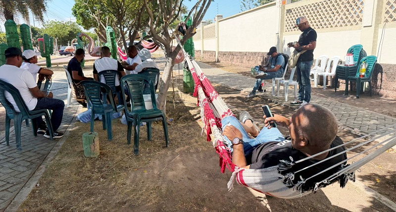 Trabajadores-del-sector-gasifero-protestan-a-las-afueras Conflicto laboral paralizó el zarpe de motonaves hacia las plataformas de gas en Riohacha.